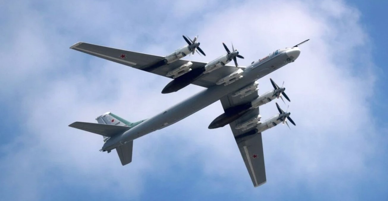 Ту-95МС без хвоста: з'явилося супутникове ФОТО бомбардувальника РФ після удару Ту-95МС без хвоста: з'явилося супутникове ФОТО бомбардувальника РФ після удару